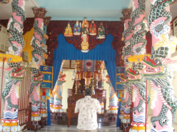 The Left Eye of God: Caodaism Travels from Vietnam to California (2008)